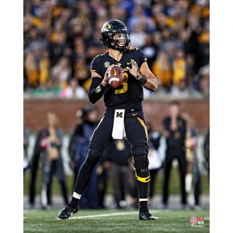 COLUMBIA, MO - OCTOBER 27:  Quarterback Drew Lock #3 of the Missouri Tigers passes during the game against the Kentucky Wildcats at Faurot Field/Memorial Stadium on October 27, 2018 in Columbia, Missouri.  (Photo by Jamie Squire/Getty Images)